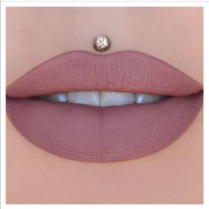 Jeffree Star Velour Liquid Lipstick in “Deceased”